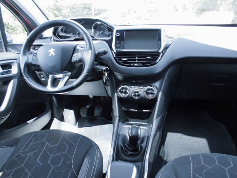 Peugeot 2008 Style 1,2l Benzin Klimaaut Navi Kamera Sitzh. AHZV